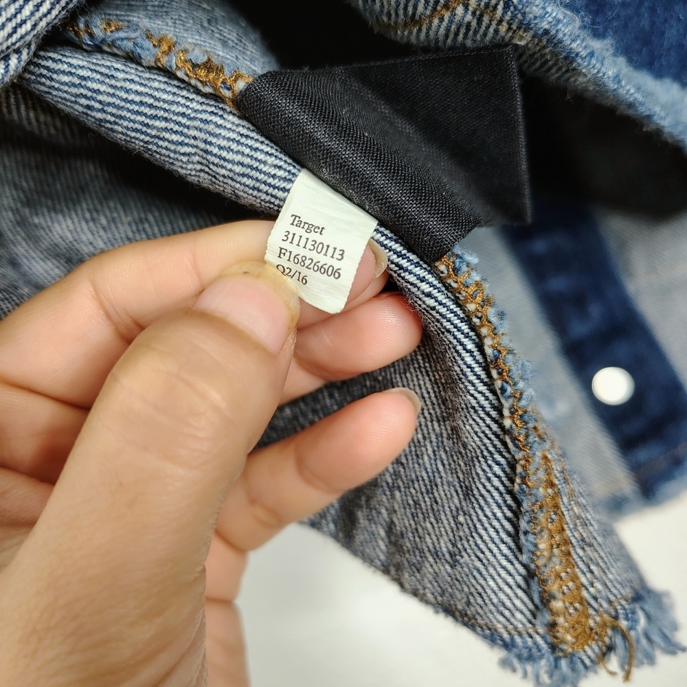 Who What Wear Denim Jacket Womenâs Small Raw Hem Button Front Blue - Picture 4 of 12